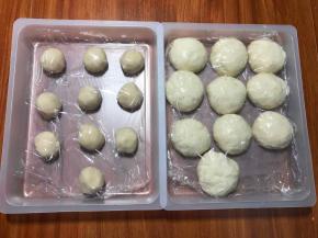 水油皮面团排气，揉面，分成10个面团揉光滑，醒面15分钟，把油酥面团分成10个。