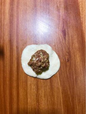 擀成片，包裹馅