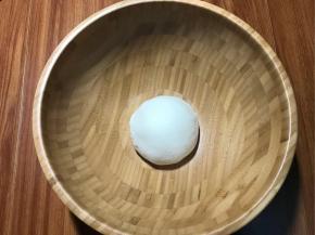 下面进行揉面，揉至出筋膜表面光滑，盖保鲜膜放至温暖处醒面