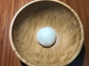 下面进行揉面，揉至出筋膜表面光滑，盖保鲜膜放至温暖处醒面