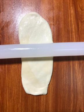 原地轻按扁，再次擀长。