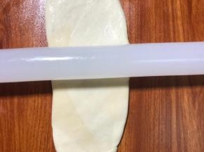 原地轻按扁，再次擀长。