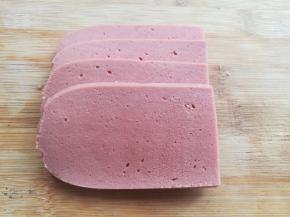 把火腿肠切成薄片（实际只用到了2片）