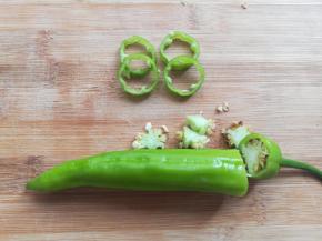 青椒切成圆环，去籽备用