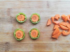 把胡萝卜用刀切掉轮廓外多余部分后放到青椒圈里