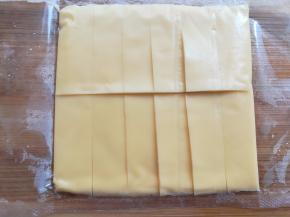 芝士片切成合适的长度