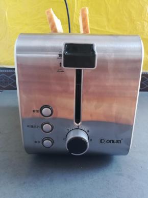 吐司片放入多士炉里一档烤一下