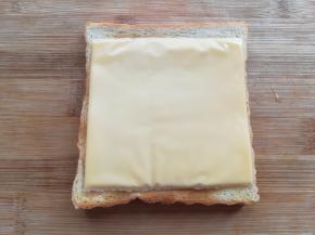 在吐司片上放上一块芝士片