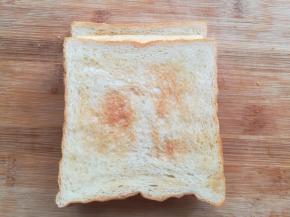 再放上一块吐司片