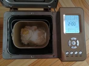主配方中所有材料按照先液体后粉末的顺序放入面包桶，黄油和酵母各放面粉的一侧，启动面包机的标准面包程序