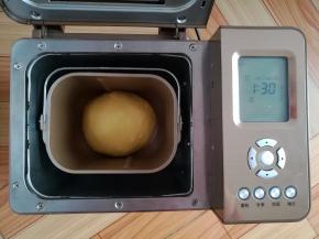 收圆一下面团，让面团进行第一次发酵