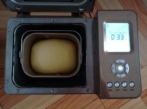 面团发酵到面包桶的8分满，自动进入烘烤模式