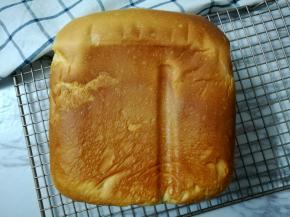 面包烤熟后取出放凉，晾干水汽