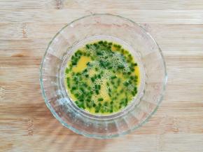 取干净的碗敲一个鸡蛋加入香葱碎混合均匀