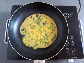 锅里放入少量的油，冷锅倒入蛋液开小火煎蛋饼
