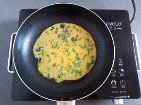 锅里放入少量的油，冷锅倒入蛋液开小火煎蛋饼