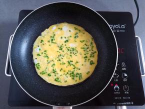 蛋饼煎到表面凝固关火