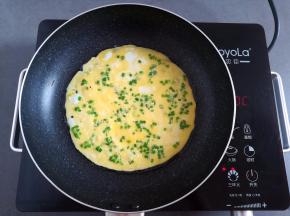 蛋饼煎到表面凝固关火