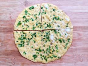 蛋饼切成4份备用