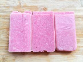 火腿肠切成0.2cm厚的火腿肠片