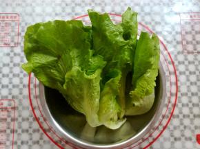 生菜洗净后沥干水份