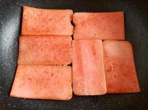 放入锅里小火煎到变红色