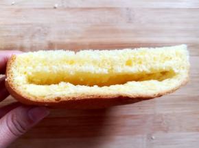 取一块土司挖掉中间小部分的面包屑，注意不要挖破土司