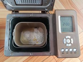 主配方中所有材料按照先液体后粉末的顺序放入面包桶，黄油和酵母各放面粉的一侧，启动面包机的标准面包程序