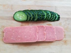 火腿肠切片，黄瓜切片