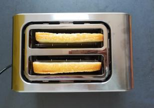 烤好以后面包片自动弹起