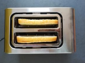 烤好以后面包片自动弹起