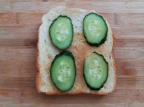 在面包片上放上几片黄瓜，多少随意
