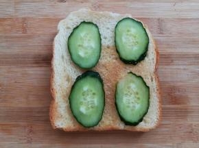 在面包片上放上几片黄瓜，多少随意