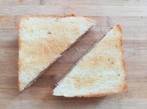 再盖上一片面包片，切斜对角