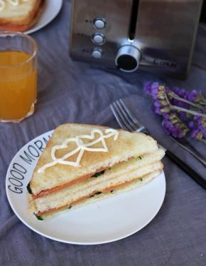 喜欢沙拉酱口感的可以在三明治上用沙拉酱任意涂抹