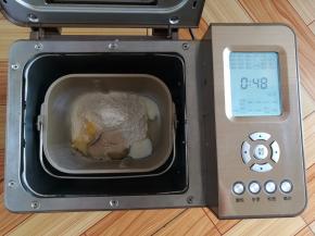 主配方中所有的食材放入面包机里发面48分钟（发面包括和面和一次发酵）