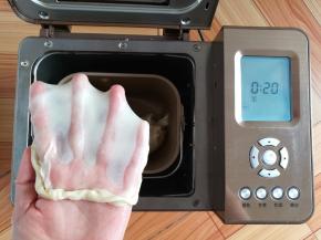 和面完成，顺手拉一个手套膜