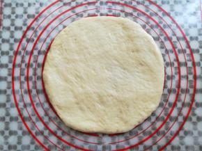 取一个大面团擀成8寸圆形面团