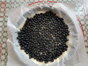 在披萨面团上盖一张锡纸铺满豆子，防止烤的过程中面团膨胀起来