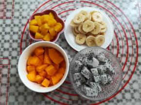 面团发酵的过程中把水果去皮切成小块，黄桃罐头用厨房纸吸干水份