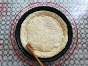 发酵完成，用小勺子推出披萨的边缘