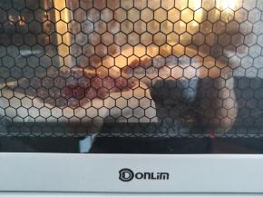 披萨面团放入预热好的烤箱底层，上火130度，下火170度烤十分钟