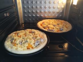 披萨胚放入预热好的烤箱底层