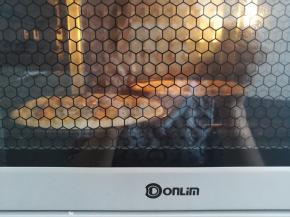 烤箱上火190度，下火220度烤10分钟,烤到表面的马苏里拉奶酪碎融化就可以出炉了