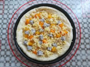 水果粒上再放上适量的马苏里拉奶酪碎