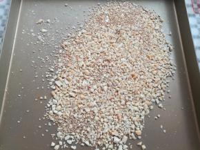 花生压成豆子大的颗粒，借住芝麻的缓冲不至于压太烂，花生可以先烤几分钟，不要烤太老了