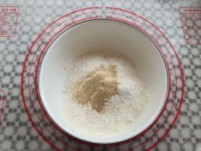 取干净的盆子，放入中筋面粉，盐和胡椒粉混合均匀