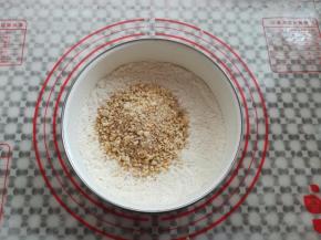 加入花生碎和芝麻混合均匀
