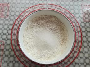 加入白糖，混合一下