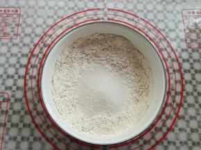 加入白糖，混合一下